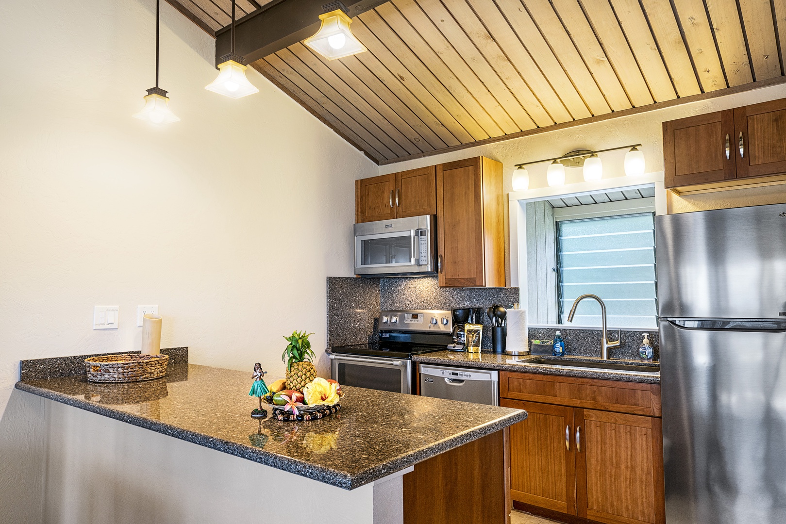 Kailua Kona Vacation Rentals, Keauhou Resort 113 - Open floor plan kitchen with high end touches!