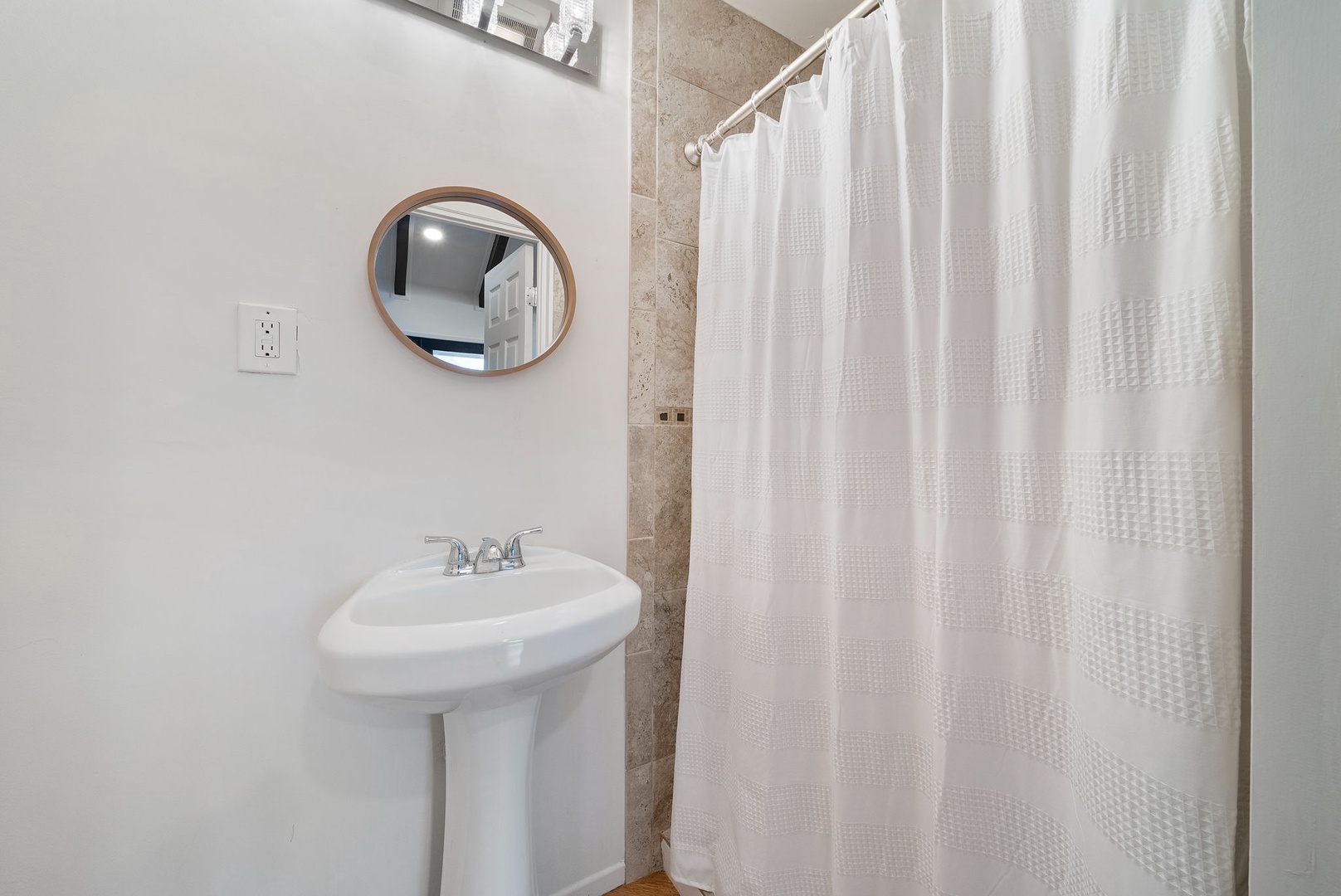 Kaaawa Vacation Rentals, Kualoa Ohia - Full guest bathroom upstairs attached to living room