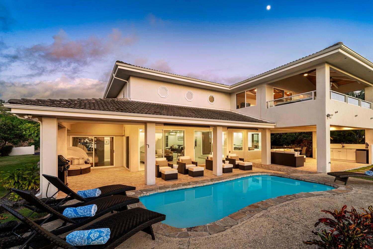 Kailua Kona Vacation Rentals, Ho'okipa Hale - Embrace the luxury of this tranquil outdoor setting, perfect for evening swims under a pastel sky.