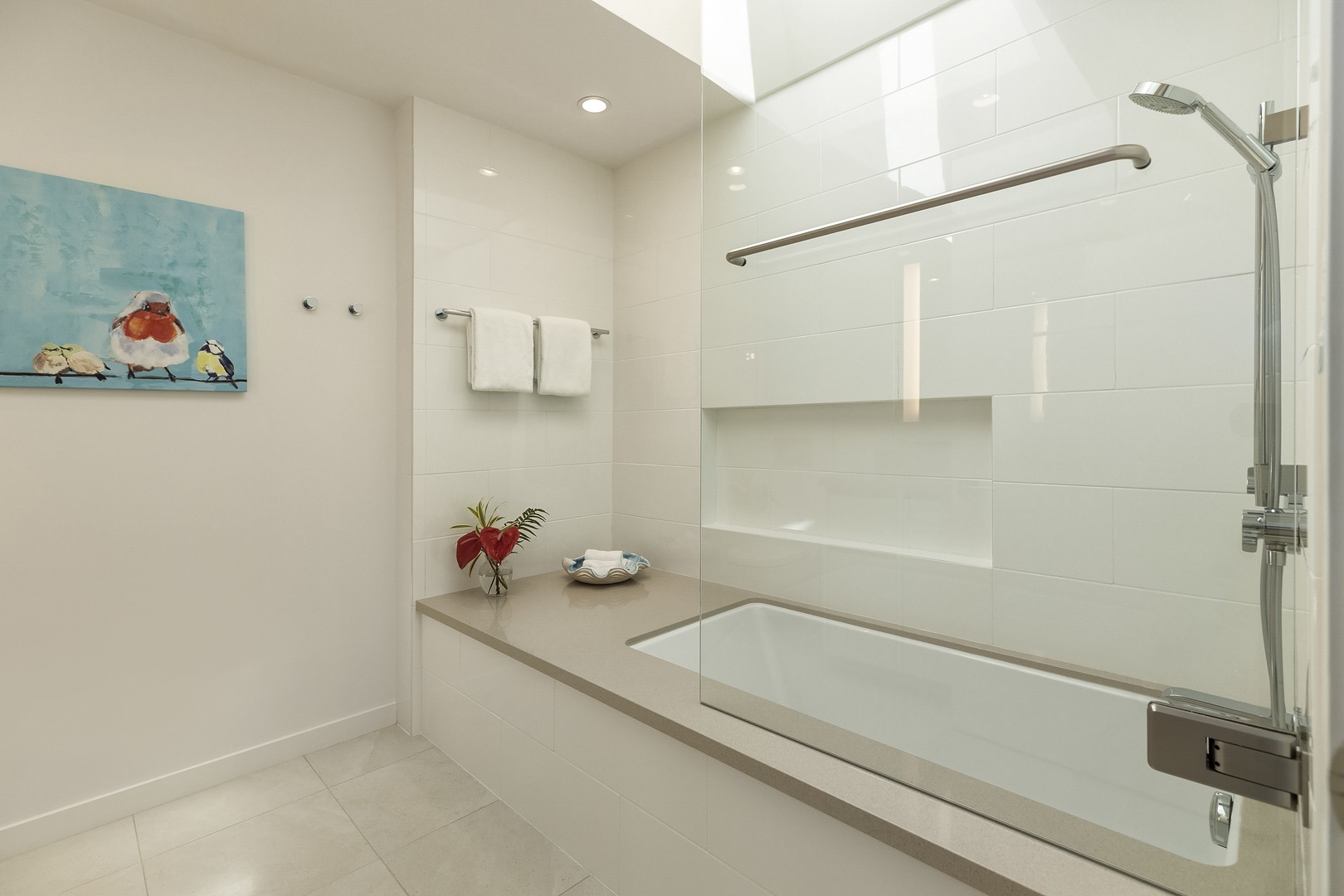 Honolulu Vacation Rentals, Hanapepe House - Shared Hallway Bathroom