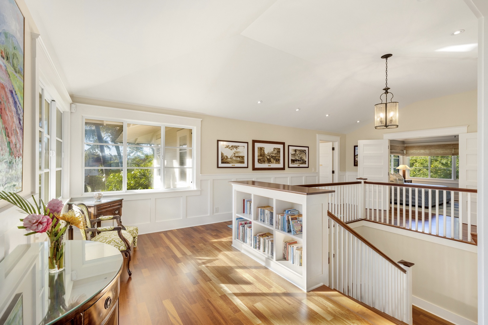 Honolulu Vacation Rentals, Kahala Beachside Estate - Upper-level sitting area, just off the staircase