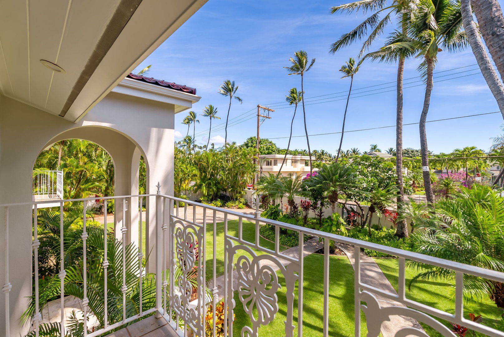 Honolulu Vacation Rentals, Kahala Oasis - Private lanai with views of the lush gardens, ideal for morning coffee or unwinding in the fresh air.