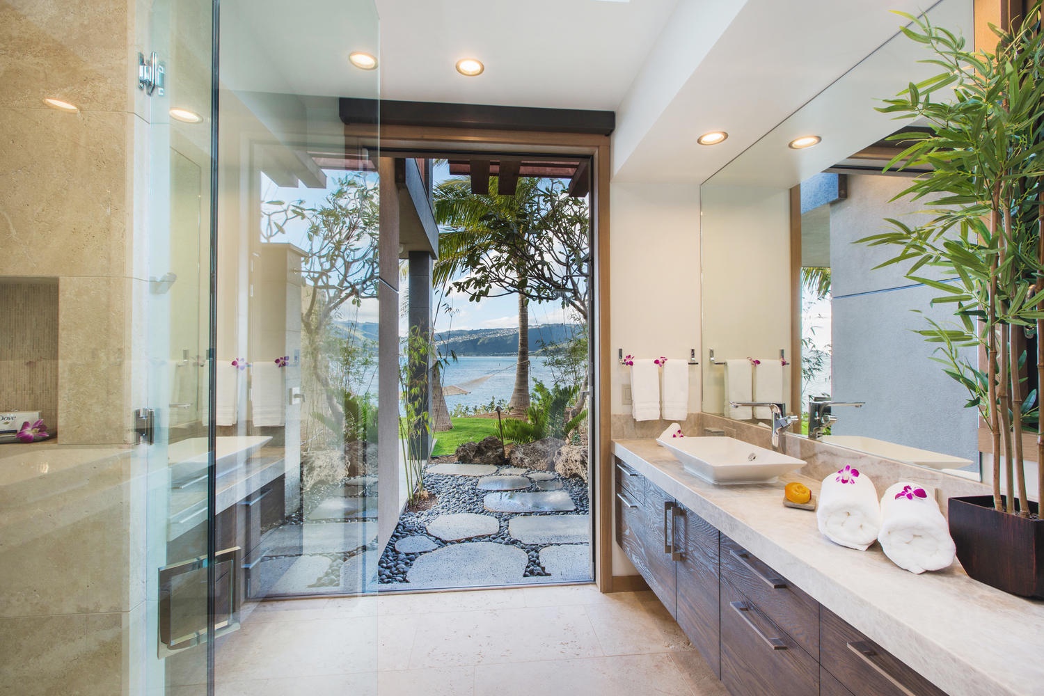 Honolulu Vacation Rentals, Maunalua Bay Estate - Downstairs bathroom.