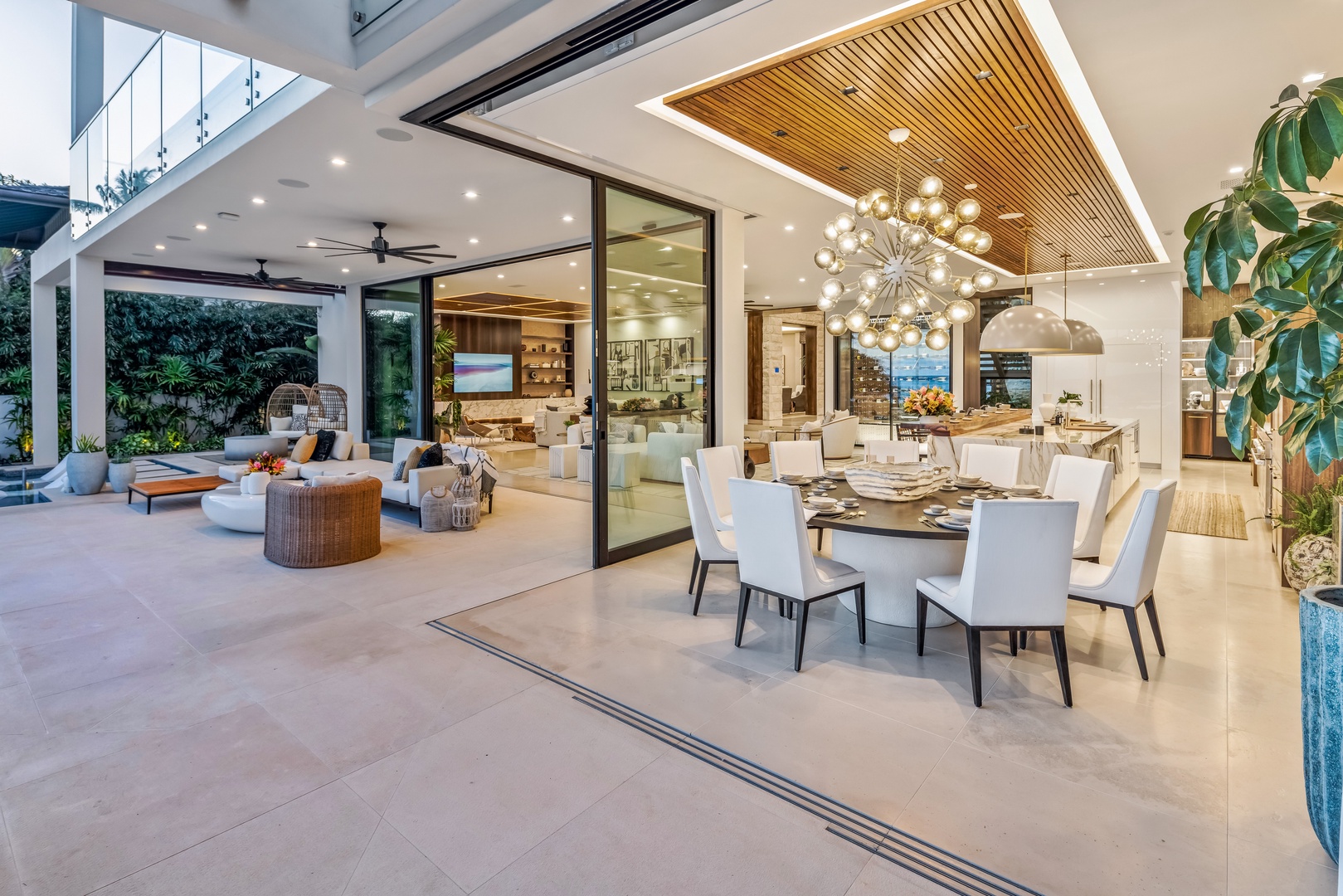 Honolulu Vacation Rentals, Diamond Head Grand Escape - Slide open the glass doors and enjoy meals that flow seamlessly from the dining table to the terrace.
