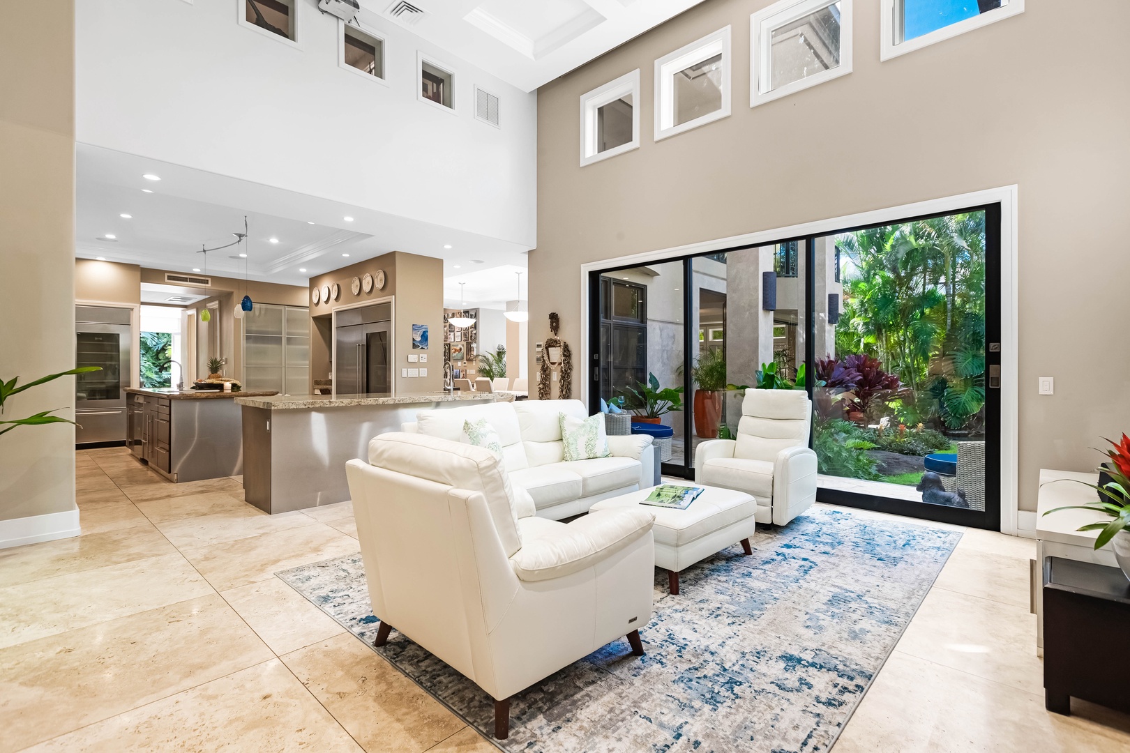 Honolulu Vacation Rentals, Pili Pono - Spacious seating area with pool access and natural light.