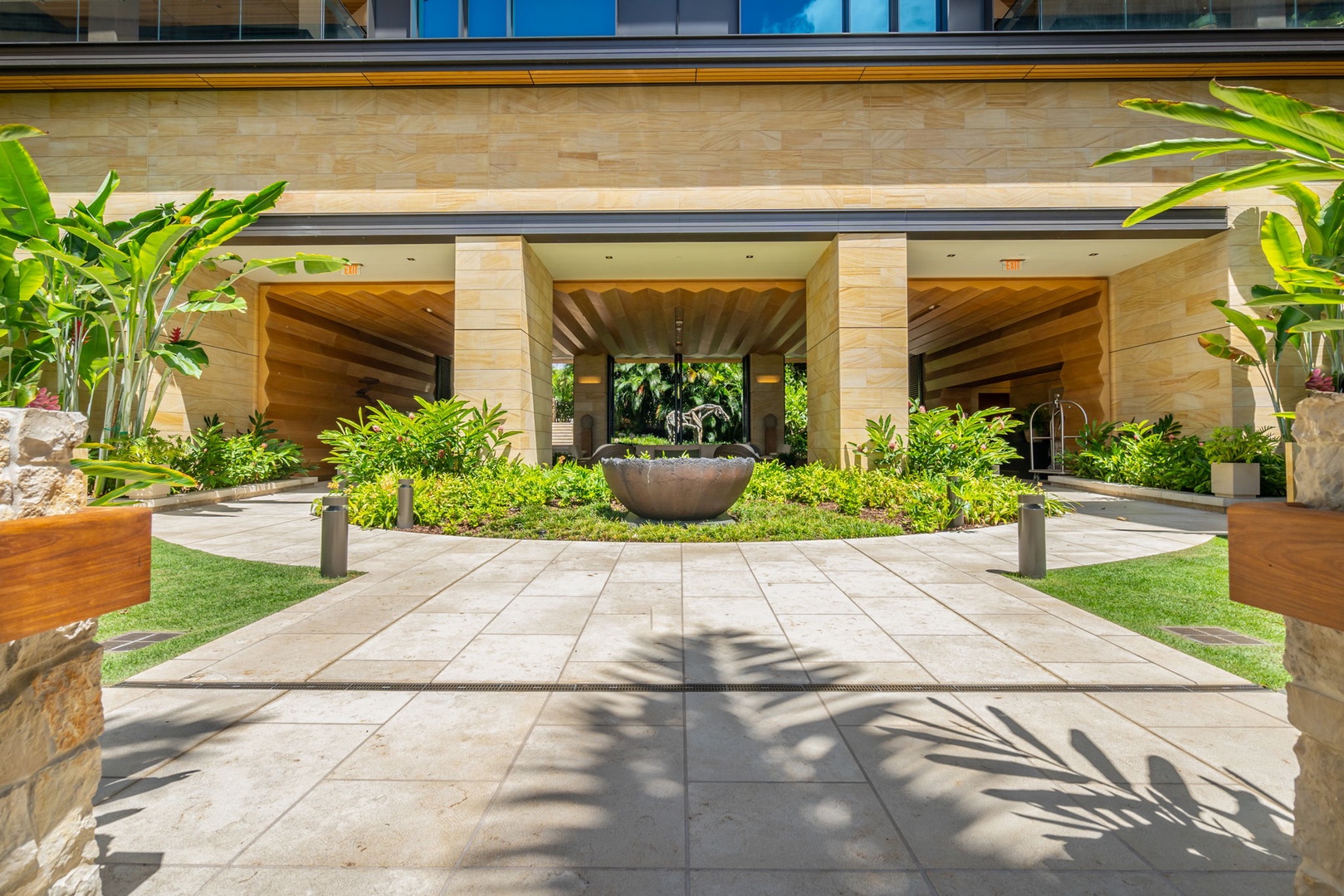 Honolulu Vacation Rentals, Park Lane Getaway - Grand entrance framed by lush greenery, welcoming you to Park Lane.