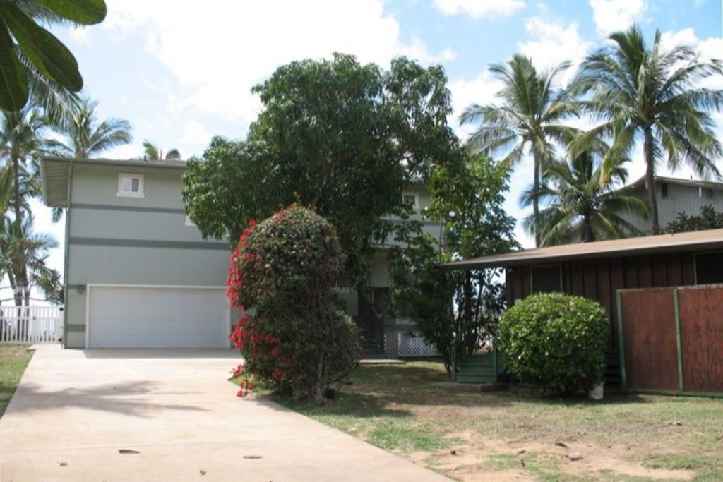 Waianae Vacation Rentals, Makaha-465 Farrington Hwy - Entry from the street