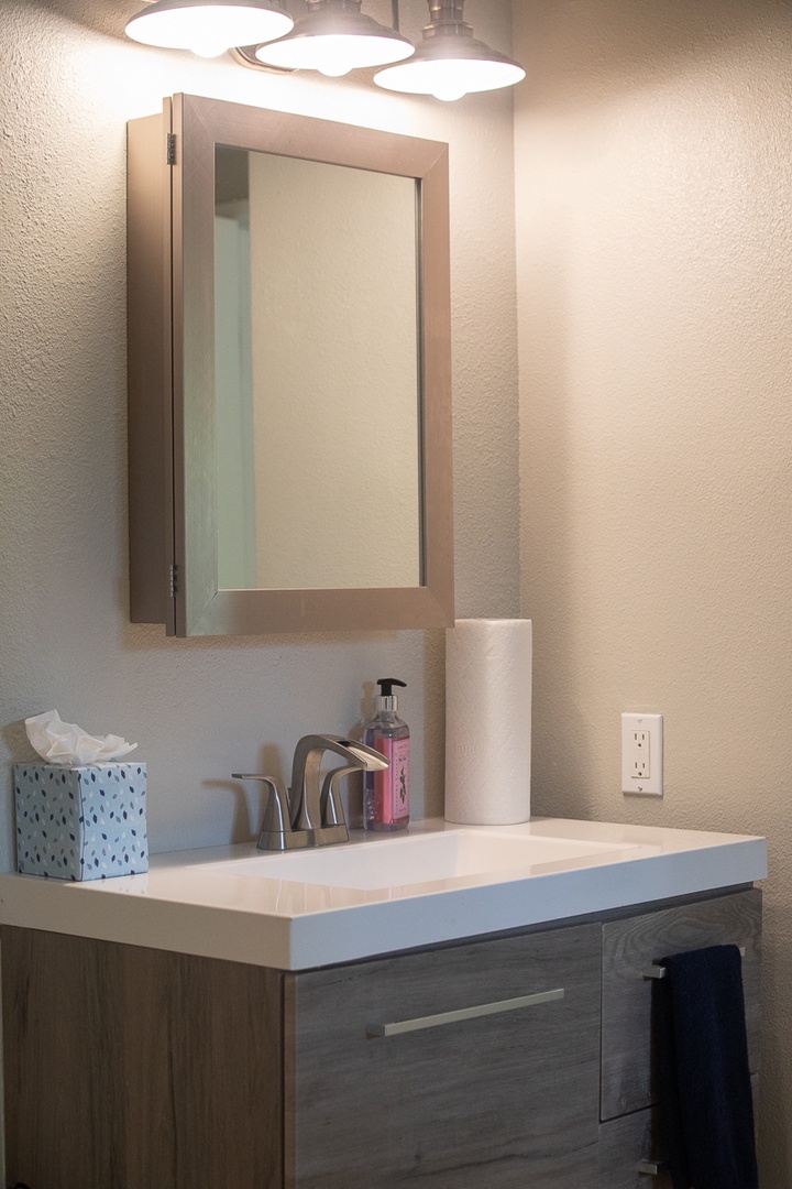 Kailua Kona Vacation Rentals, Honl's Beach Hale (Big Island) - Main ensuite bathroom