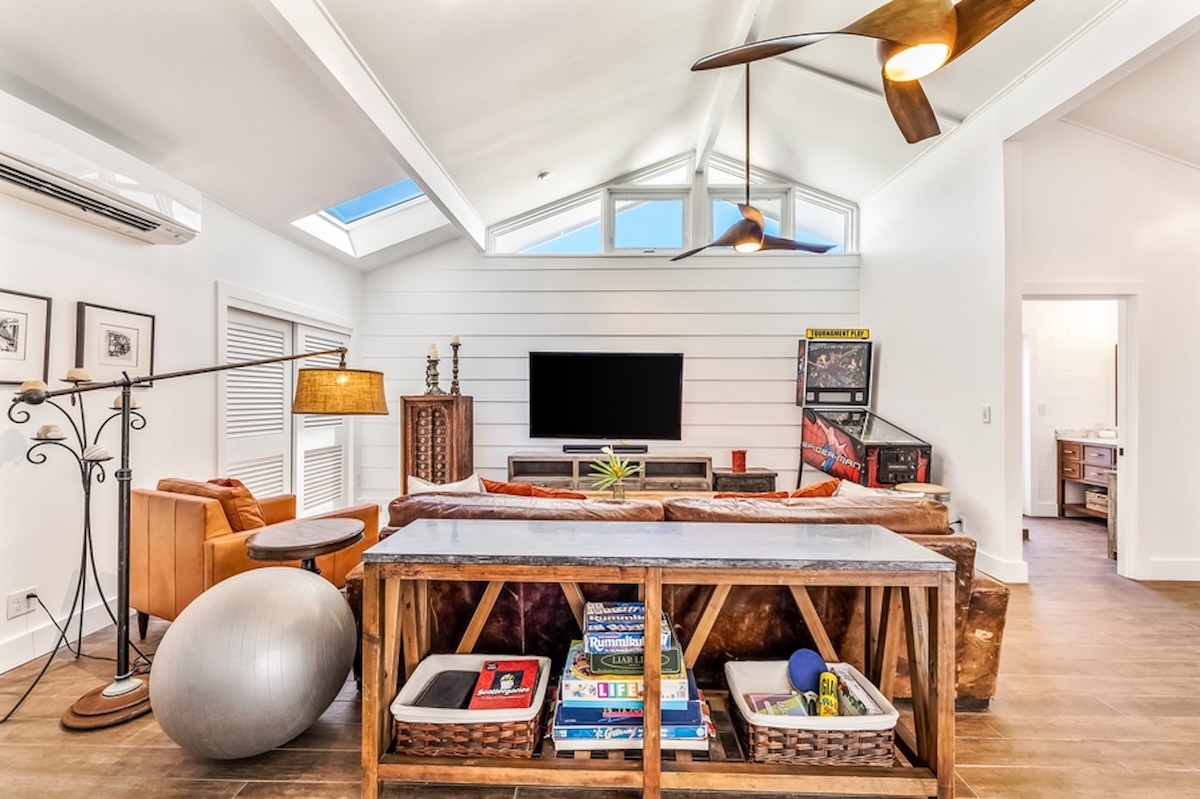 Kailua Vacation Rentals, Hale Ohana - You can even play a game of pinball here.