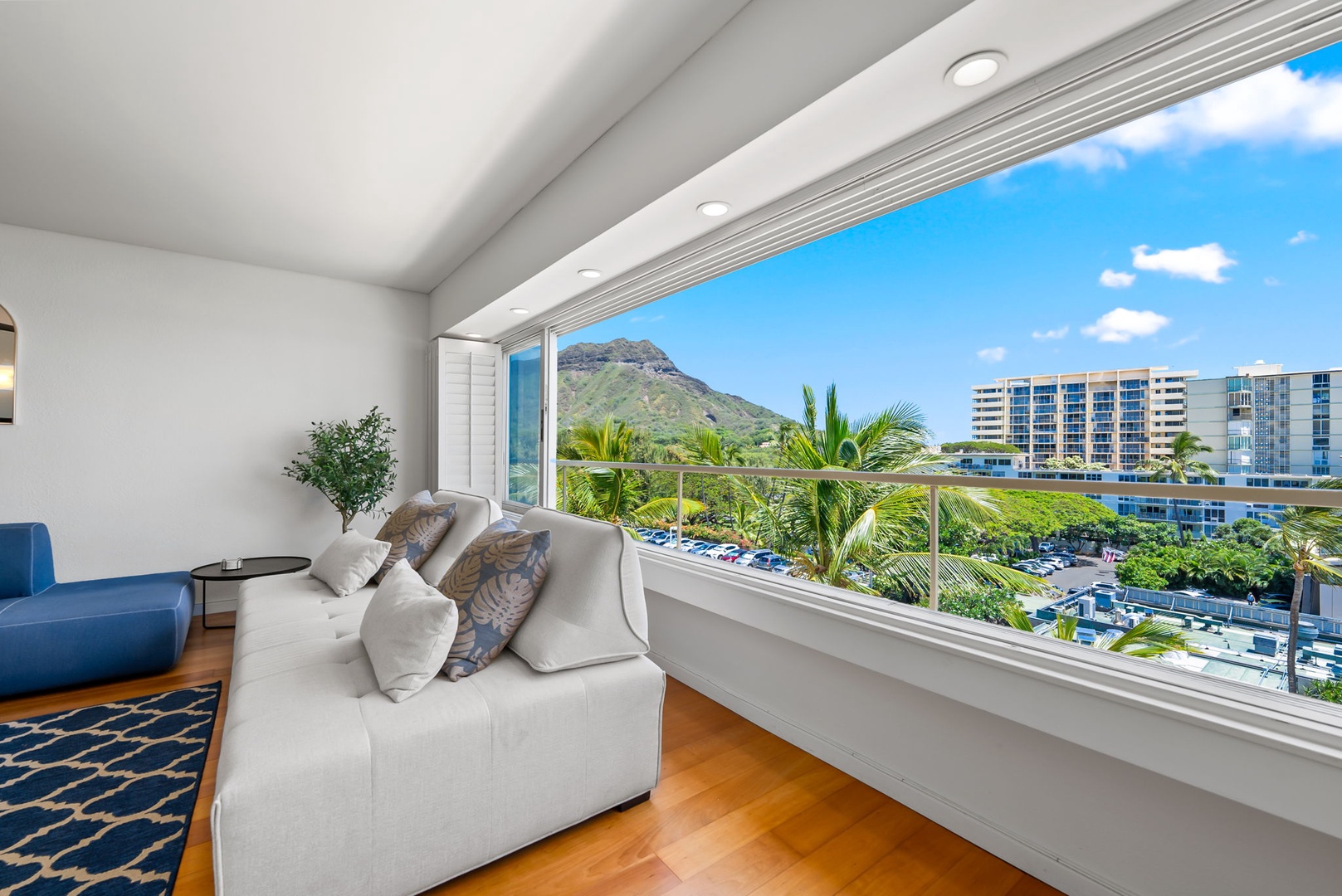 Honolulu Vacation Rentals, Colony Surf Retreat - Catch a quiet moment with a book or simply enjoy the serene coastal views from the cozy window seating.