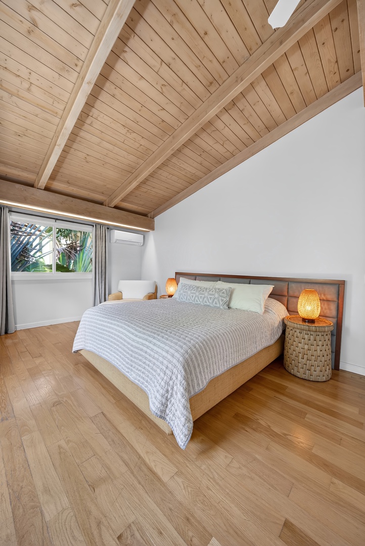 Haleiwa Vacation Rentals, Sunset Beach Hideaway - Enjoy a calm retreat with natural light, wood accents, and plenty of open space.