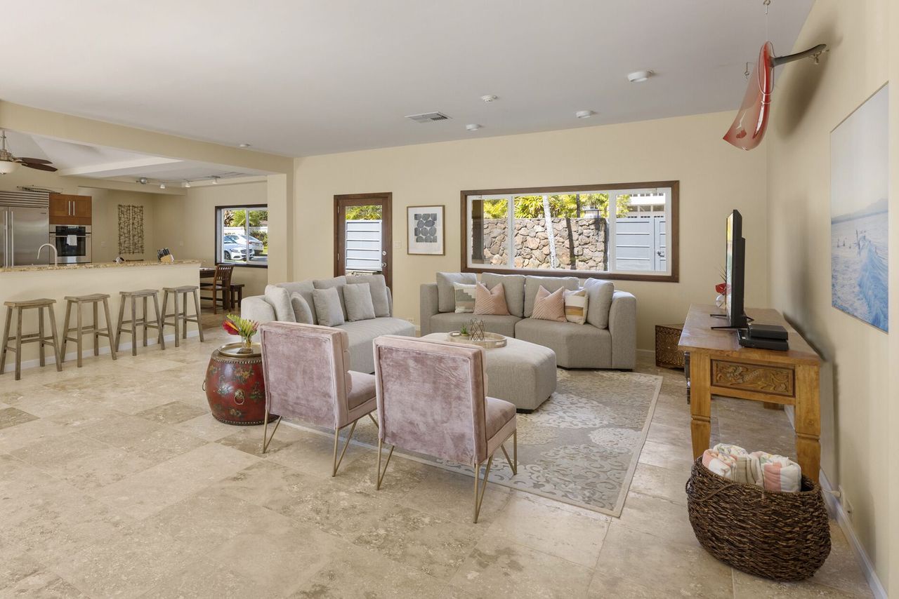 Honolulu Vacation Rentals, Kahala Breeze - Living Room.