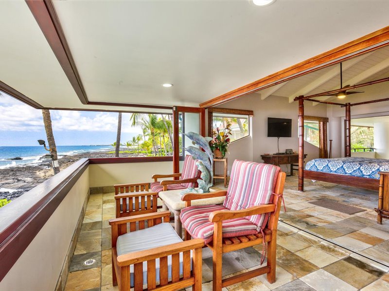 Kailua Kona Vacation Rentals, Blue Water - Accordion doors tying the Lanai into the bedroom space!