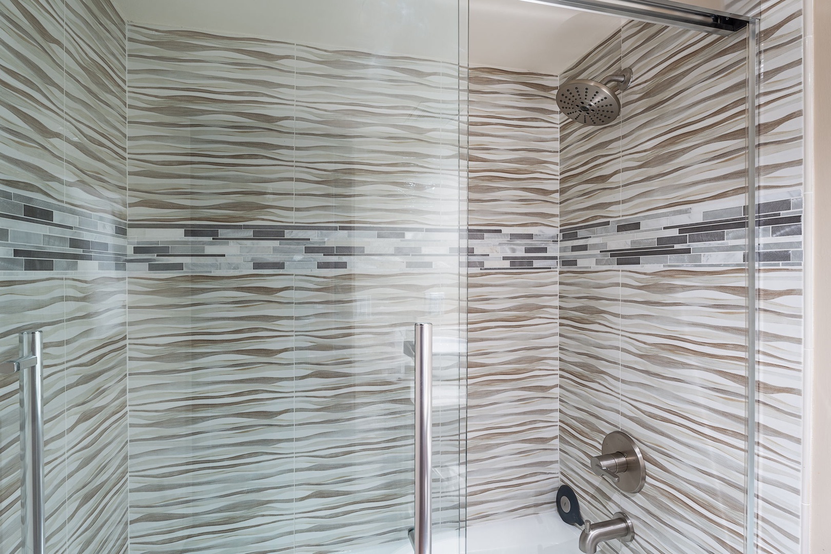 Kailua Kona Vacation Rentals, Royal Kahili 401A - Walk-in shower with contemporary tile design and a glass enclosure.