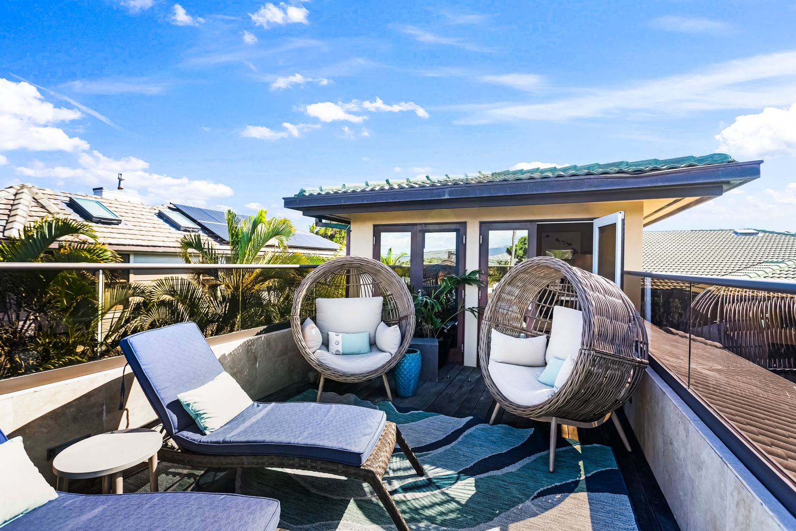 Honolulu Vacation Rentals, Pili Pono - Stylish rooftop seating with views—ideal for coffee at sunrise or wine at dusk.