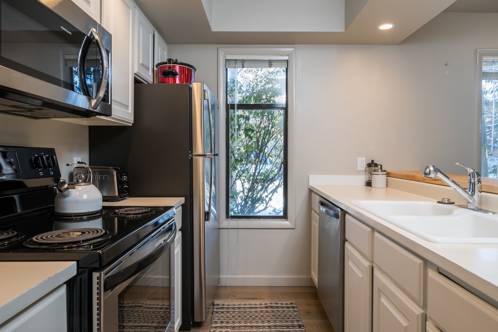 Ketchum Vacation Rentals, Town & Slopes - Fully equipped kitchen for all your cooking needs, a pull-up bar, a dining nook, smart tv, and a fireplace.