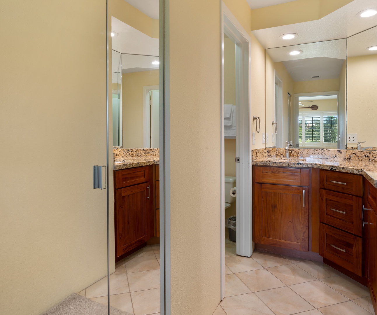 Kapolei Vacation Rentals, Fairways at Ko Olina 24H - The primary suite features a walk-in closet and an en-suite bathroom with double vanities.