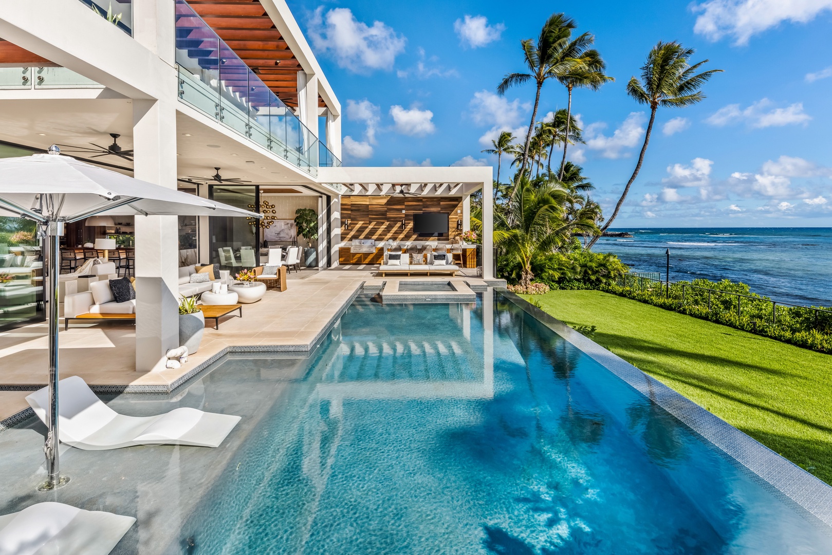 Honolulu Vacation Rentals, Diamond Head Grand Escape - Enjoy seamless indoor-outdoor living with the infinity pool just steps from the great room.