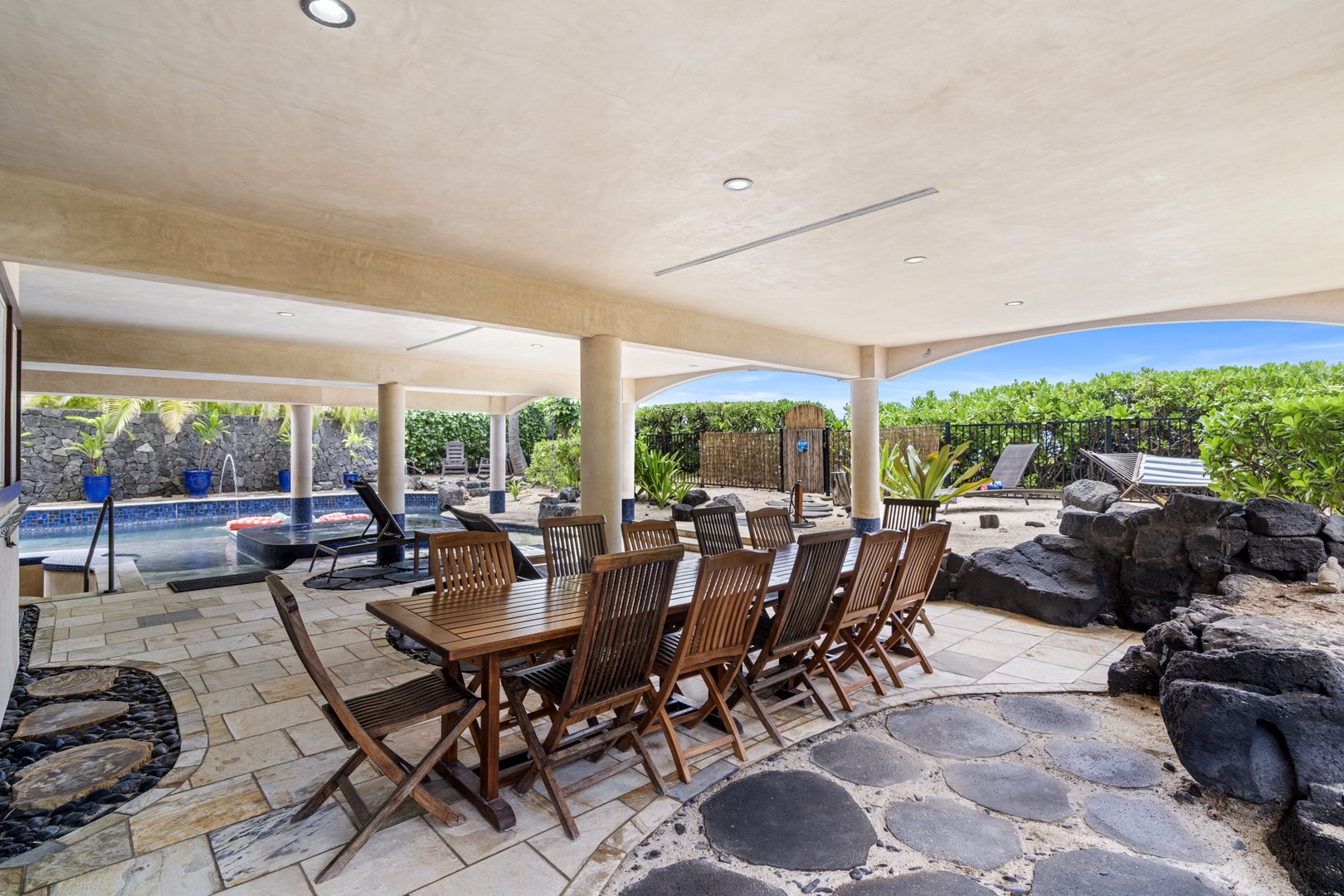 Kailua Kona Vacation Rentals, Mermaid Cove - Alternate angle of alfresco dining area—great for BBQ feasts or sunset dinners with the entire group.