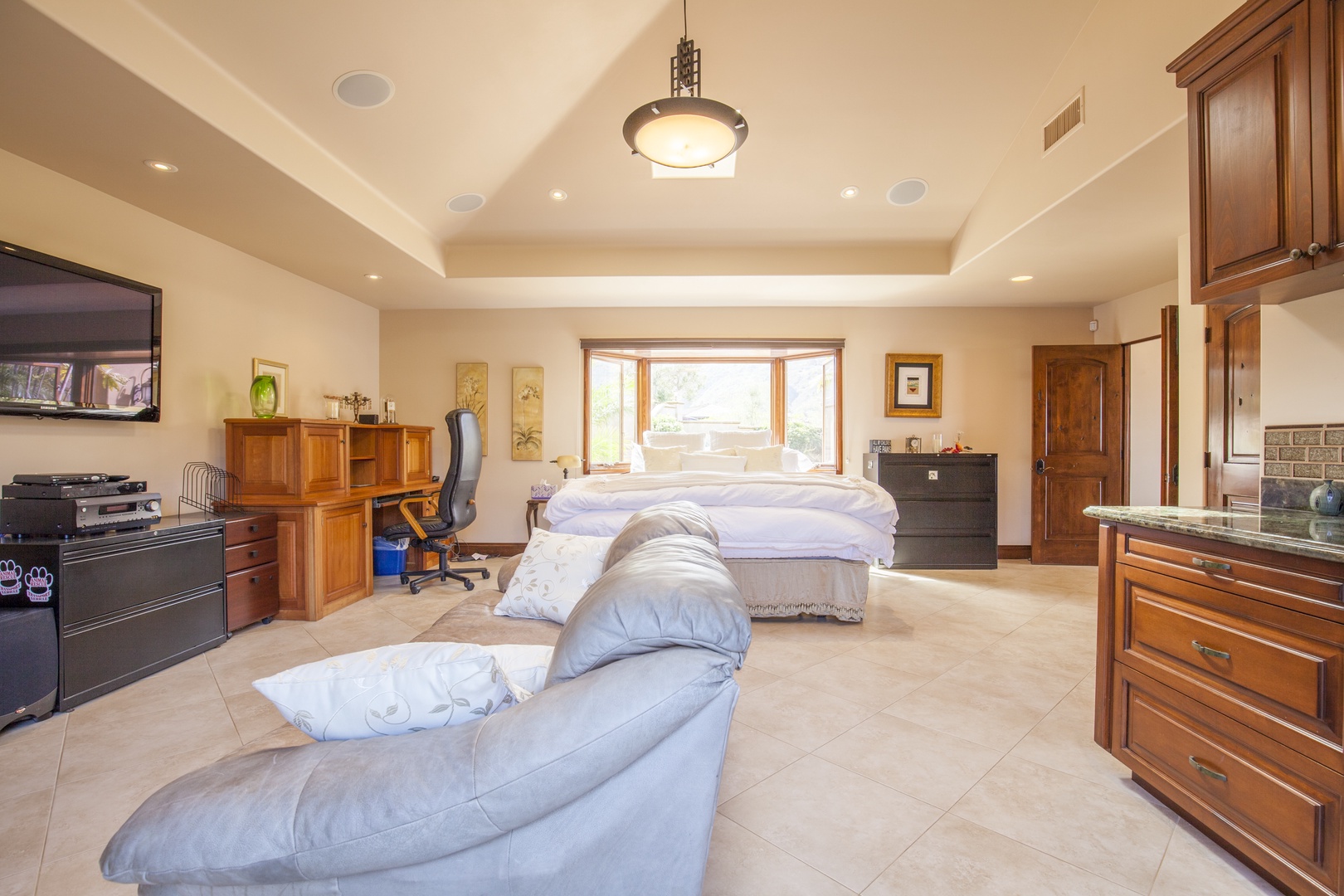 La Jolla Vacation Rentals, Jewel Above La Jolla Shores - King size bed and entertainment suite
