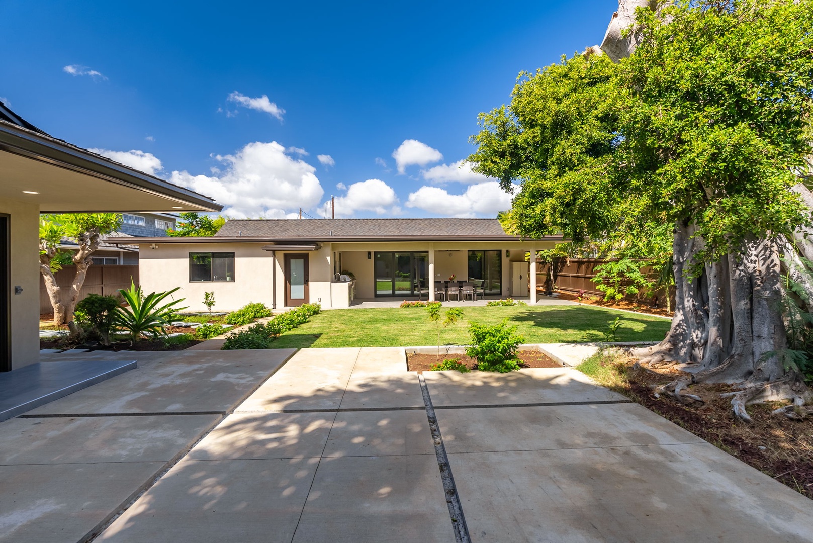 Honolulu Vacation Rentals, Kahala Zen - Manicured lawn and gardens, providing a tranquil outdoor oasis.