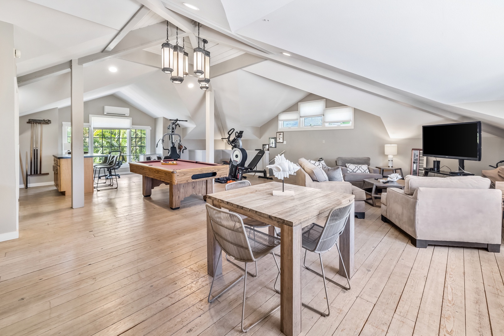 Honolulu Vacation Rentals, Moana Lani - Guest Cottage lounge with vaulted ceilings, dining space, and a pool table for entertainment.