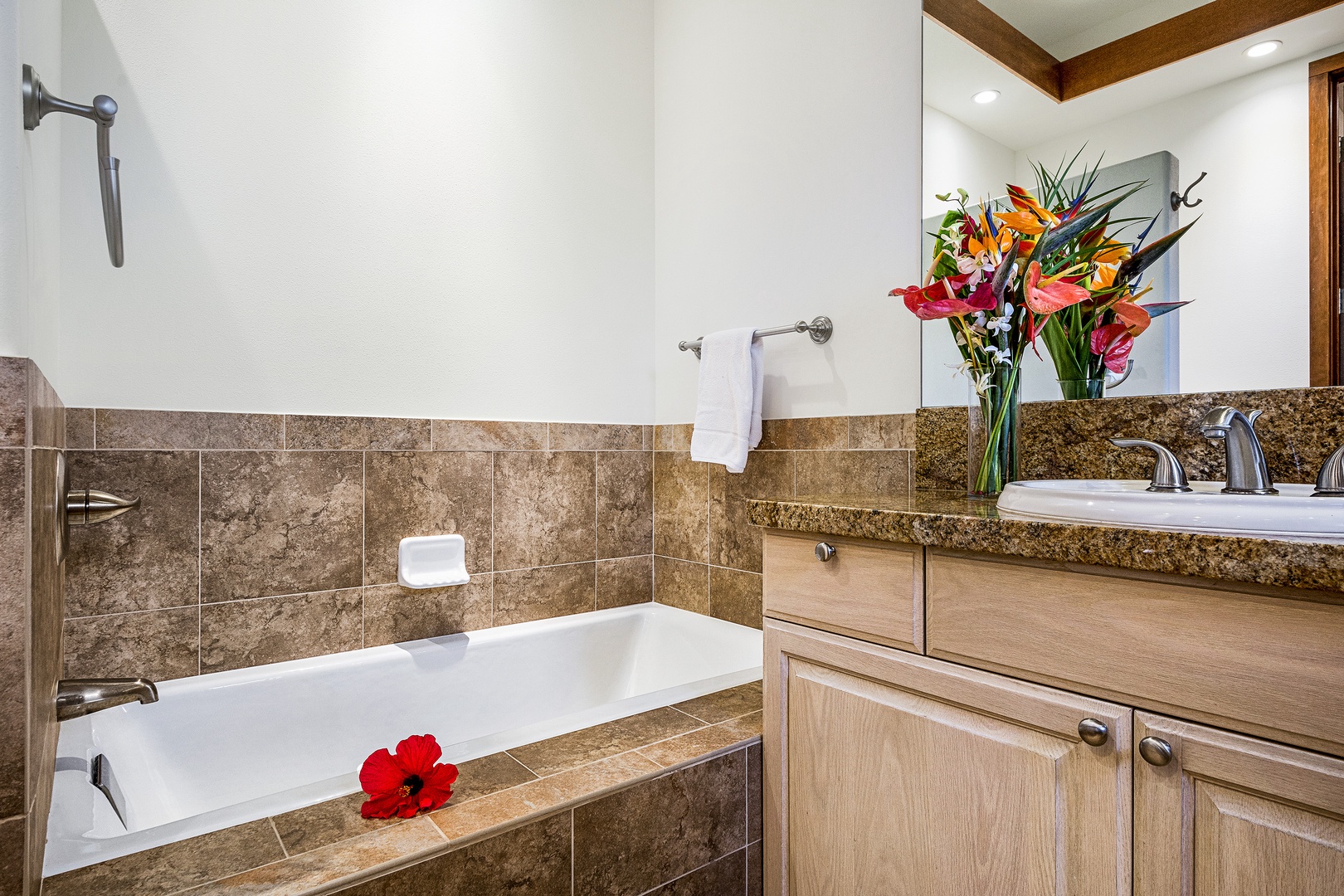 Kailua Kona Vacation Rentals, O'oma Plantation - Large soaking tub and standing shower can be found in the Primary bathroom