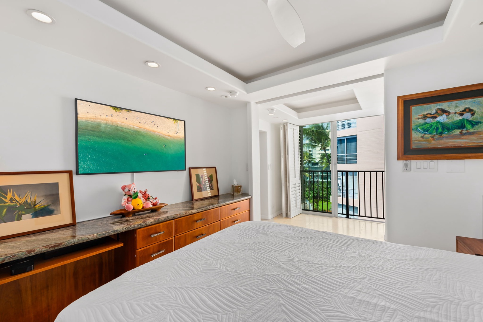 Honolulu Vacation Rentals, Kaimana Views - Cozy bedroom with charming decor and plenty of natural light, offering a peaceful escape after a busy day.