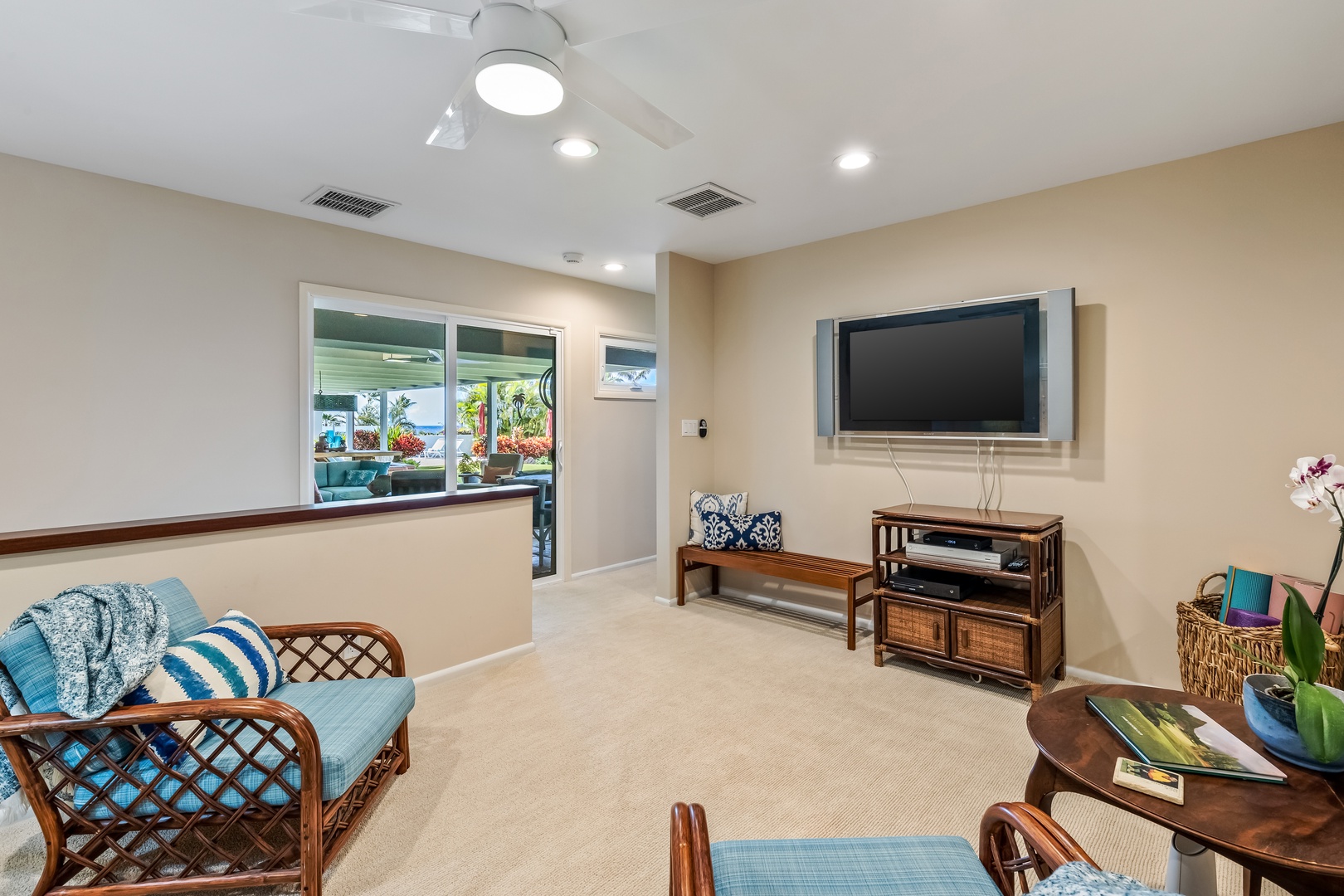 Honolulu Vacation Rentals, Hale Ola - Bonus room with couches and tv and views of the lanai