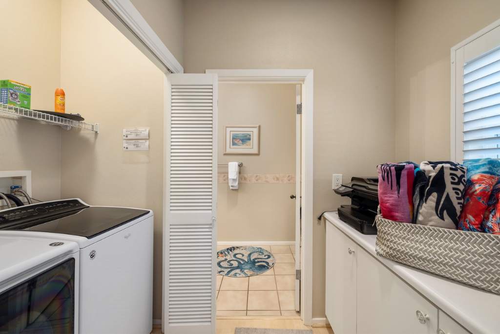 Kapolei Vacation Rentals, Coconut Plantation 1086-1 - A convenient washer and dryer with extra space for your beach gear.