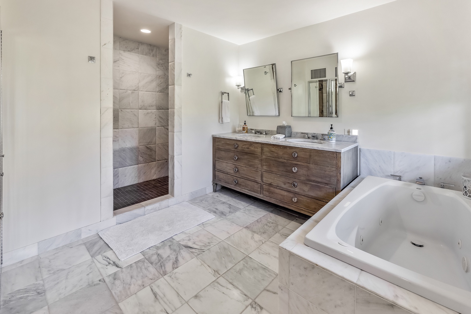 Honolulu Vacation Rentals, Moana Lani - Main House - Rinse off the salt in the walk-in shower, then stretch out in the deep tub.