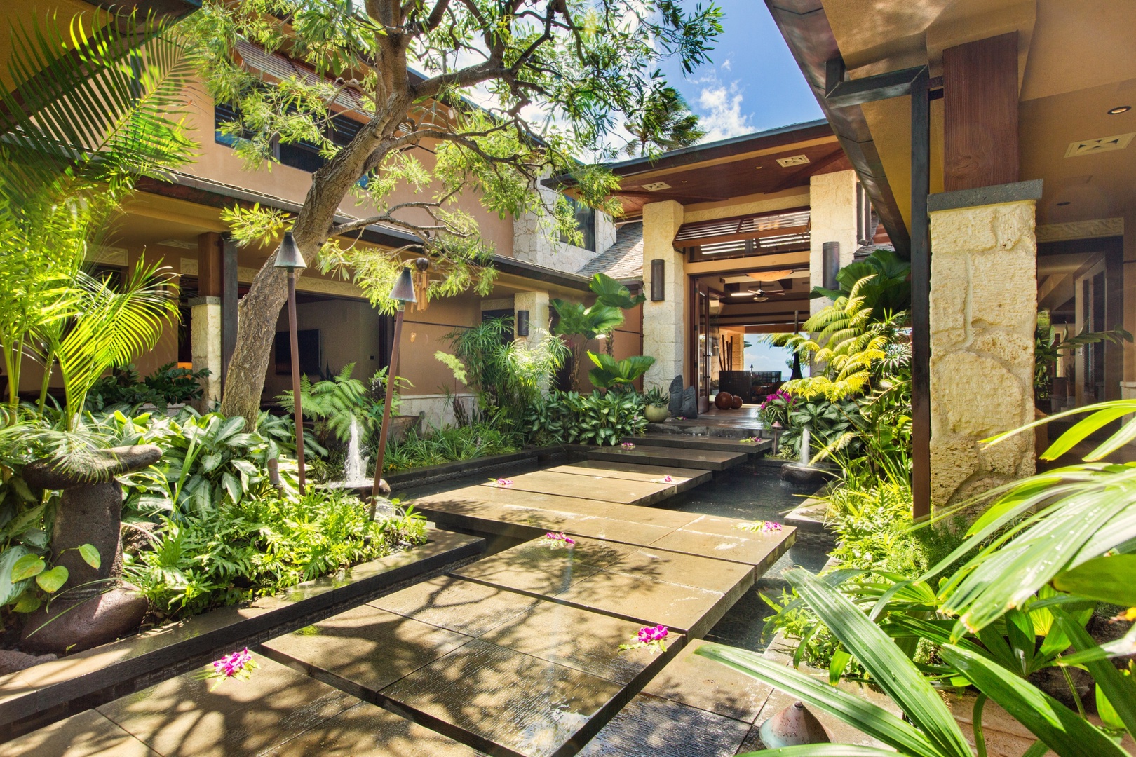 Honolulu Vacation Rentals, Banyan House - Front Courtyard