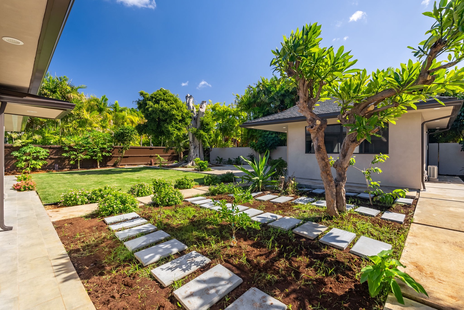 Honolulu Vacation Rentals, Kahala Zen - Backyard retreat with mature trees and vibrant landscaping.