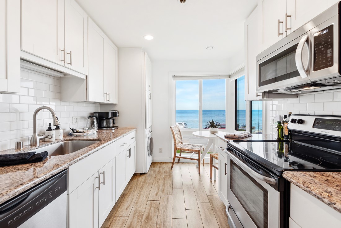 La Jolla Vacation Rentals, Oceanfront La Jolla Cove Condo - Fully equipped kitchen with oven and microwave