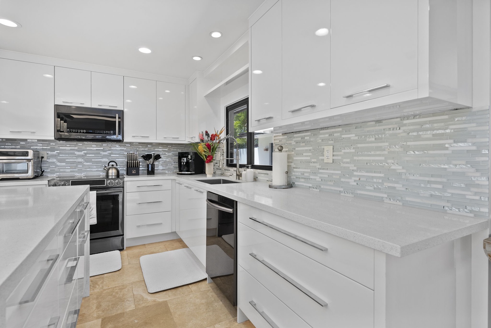 Honolulu Vacation Rentals, Honolulu Lagoonfront Villa - Everything at your fingertips—modern layout and streamlined convenience in the Honolulu Lagoonfront Villa kitchen.