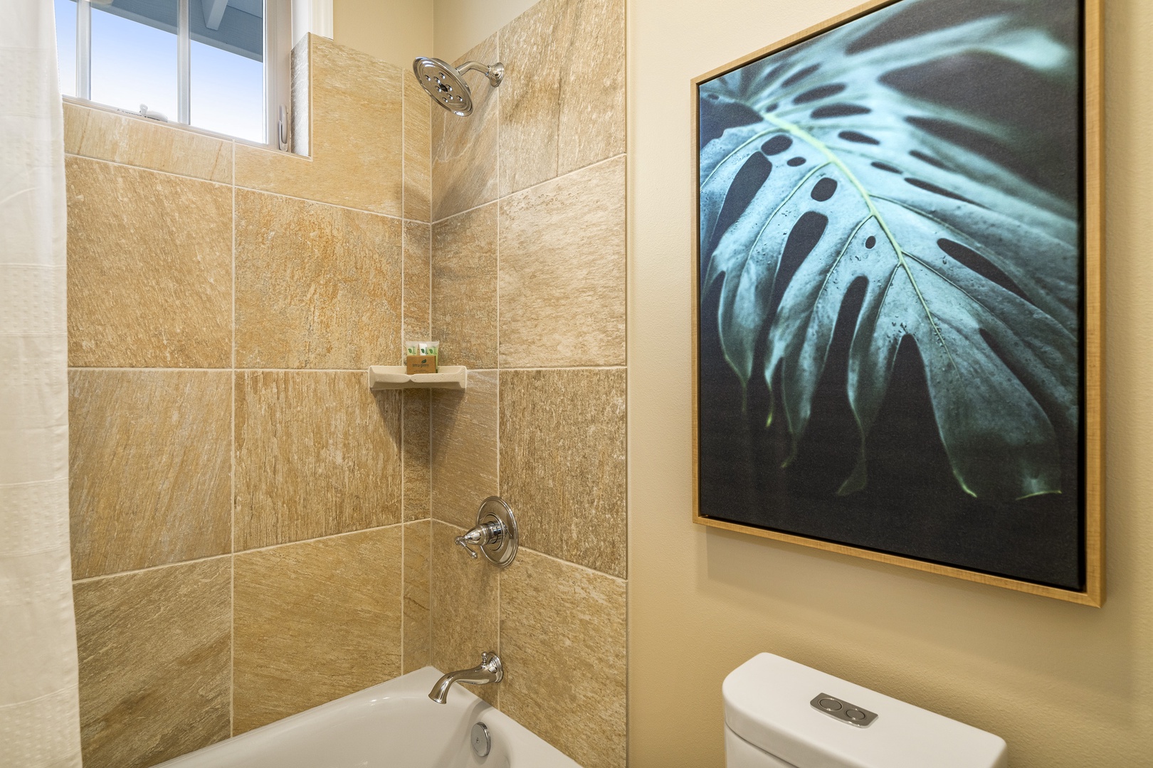 Kailua-Kona Vacation Rentals, Holua Kai #26 - Upstairs guest bathroom with tub/shower combo