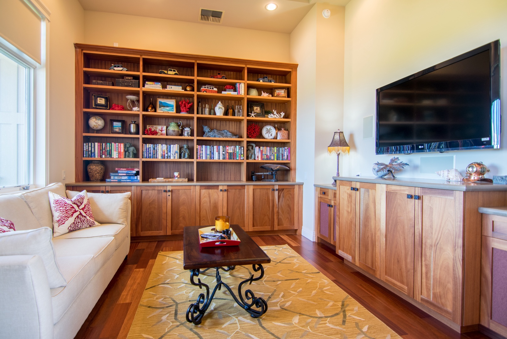 Lahaina Vacation Rentals, Rainbow Hale Estate* - Library/Fourth Bedroom with a Queen Size Sleeper Sofa