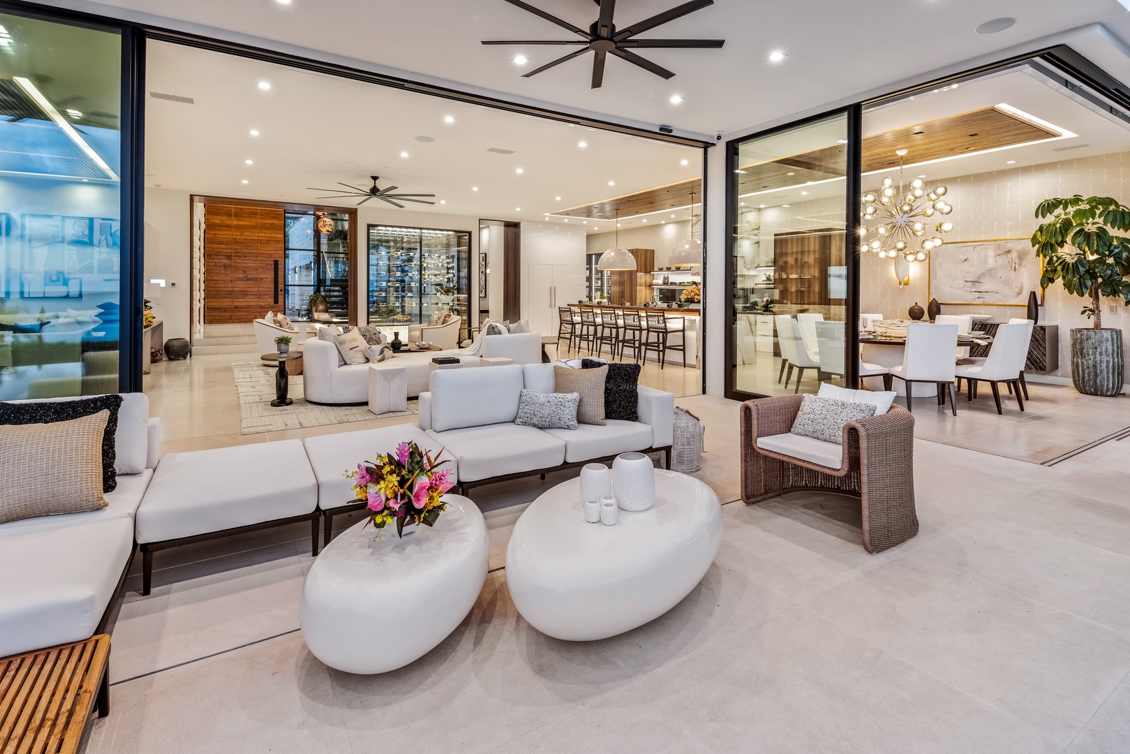 Honolulu Vacation Rentals, Diamond Head Grand Escape - Walls of glass invite light and views, creating a perfect space for relaxing or entertaining.