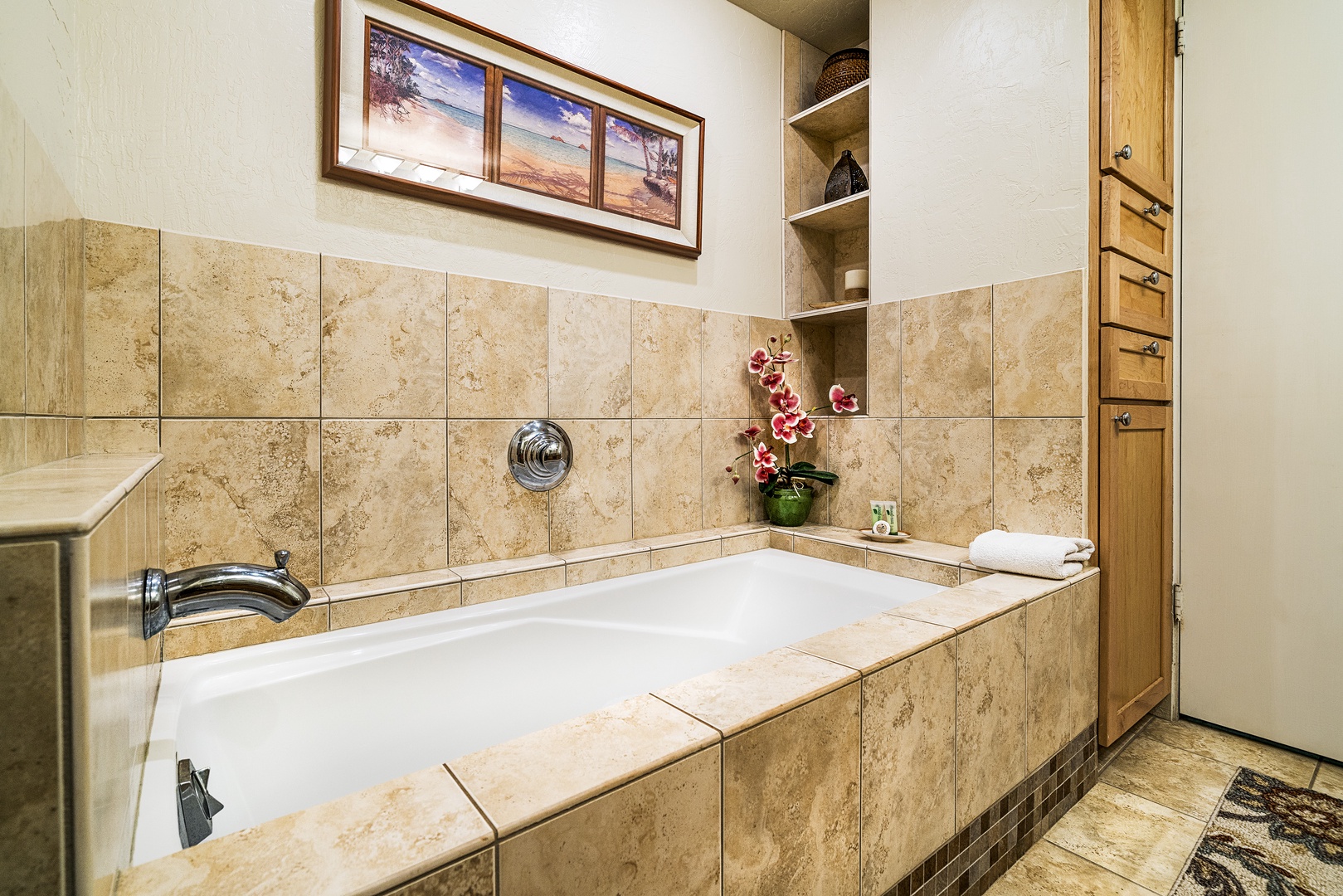 Kailua Kona Vacation Rentals, Casa De Emdeko 336 - Take your pick between the relaxing bath or standing shower