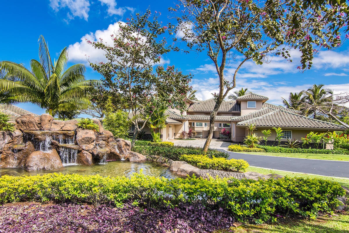 Princeville Vacation Rentals, Ho'onanea - The Princeville resort area offers a variety of shopping, restaurants, and cuisine and just a short drive away is the charming town of Hanalei which has many small shops and restaurants to explore.