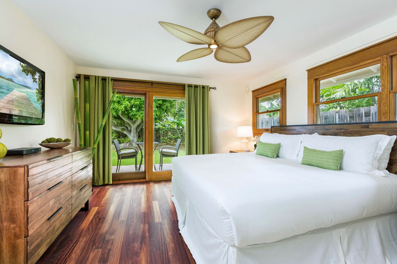 Honolulu Vacation Rentals, Hale Niuiki - Primary bedroom with king bed and sliding doors to the back yard.