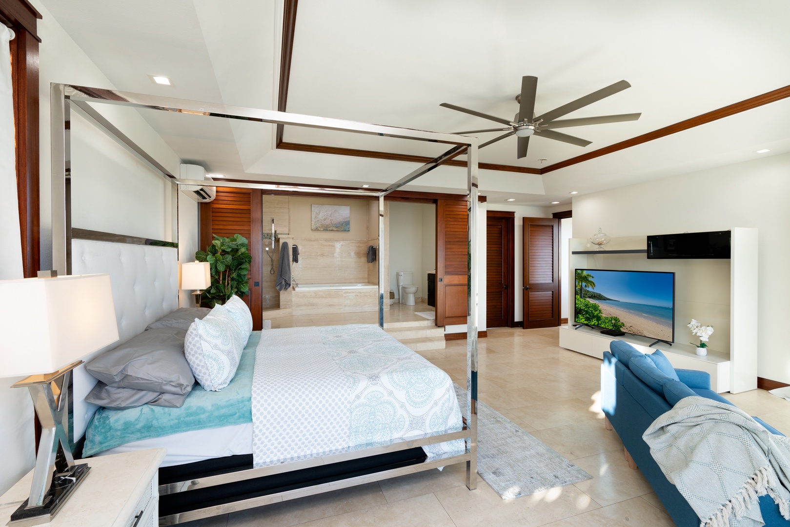 Honolulu Vacation Rentals, Wailupe Seaside - The large suite has luxurious bathroom ensuite and air conditioning.