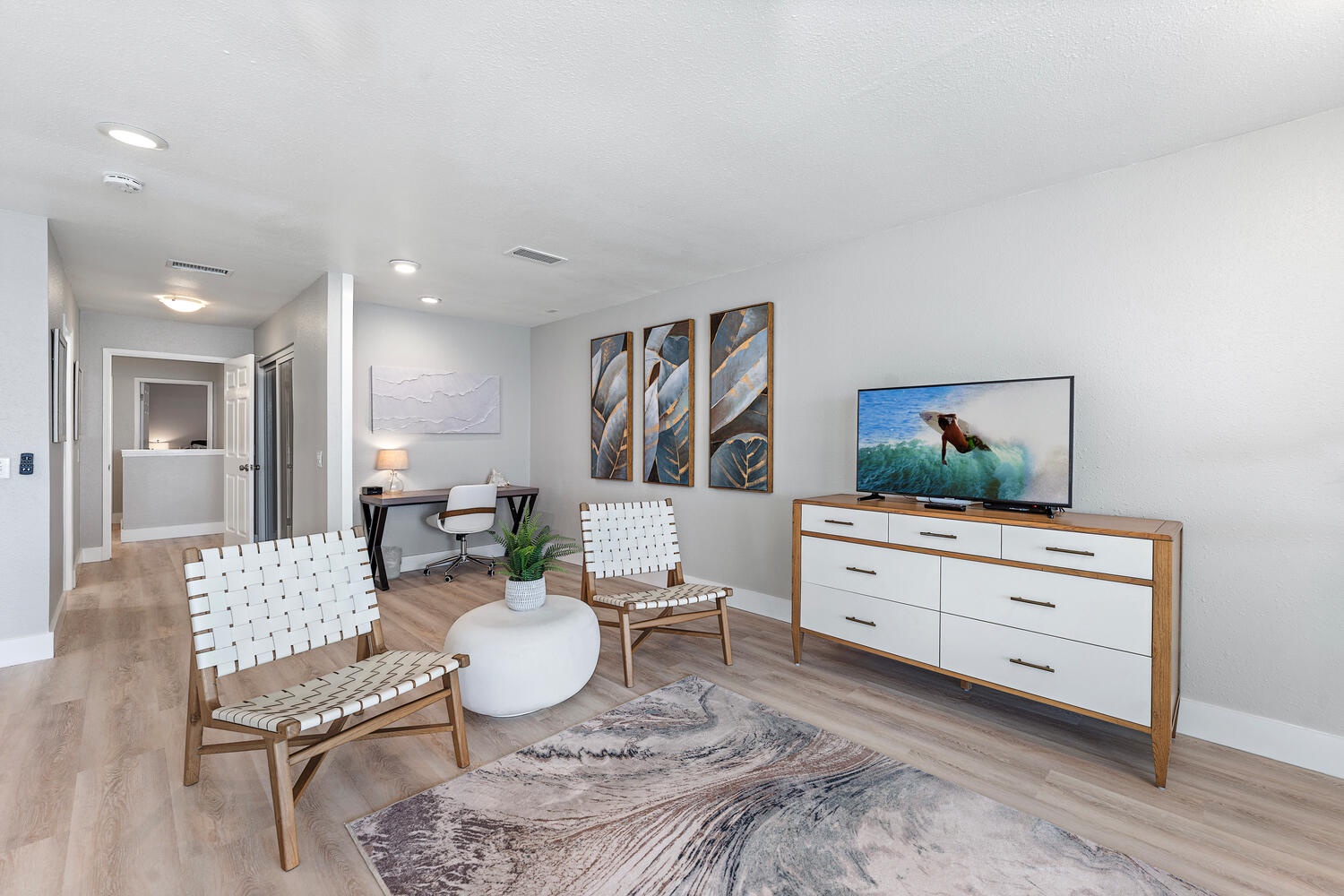 Kailua Kona Vacation Rentals, Hale Kai O'Kona #7 - Sitting area in the primary with smart TV and coastal accents for ultimate comfort.