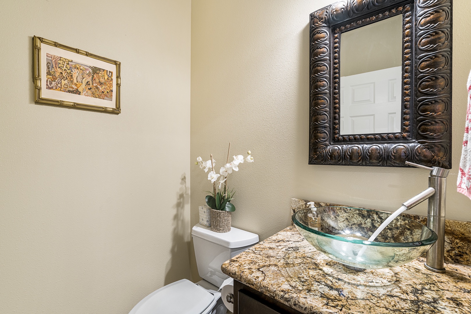 Kailua Kona Vacation Rentals, Sunset Hale - Half bathroom off the living room