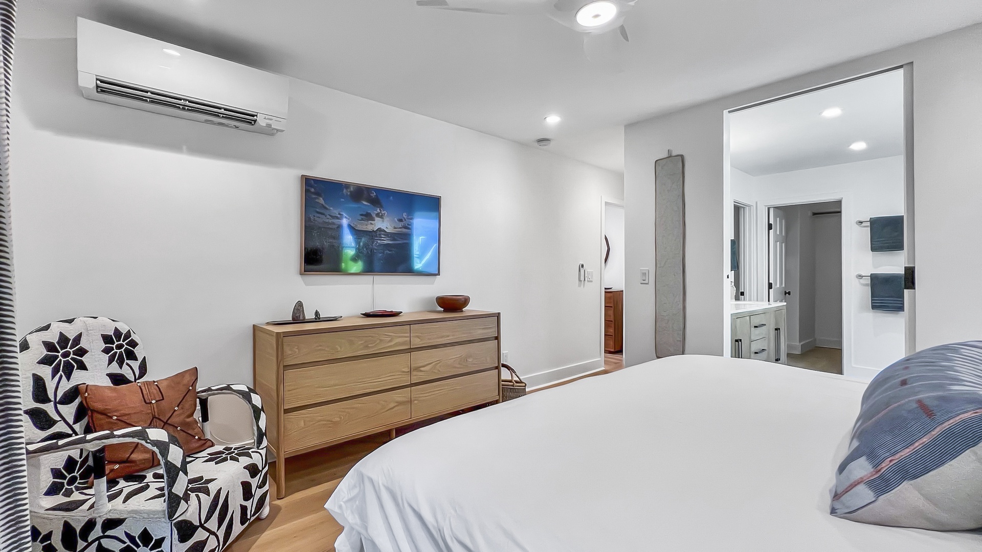 Kailua Vacation Rentals, Lanikai Ola Nani - The primary suite comes with a smart TV and a split-type AC for outmost comfort throughout your stay