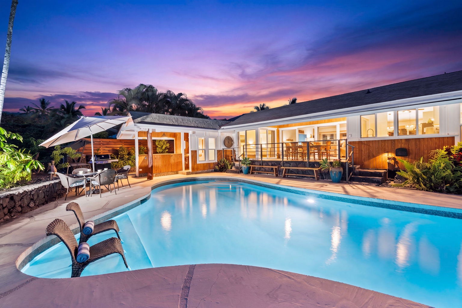 Kailua Kona Vacation Rentals, Manukai Hale - Sunset turns the water gold as Manukai Hale opens up behind it.