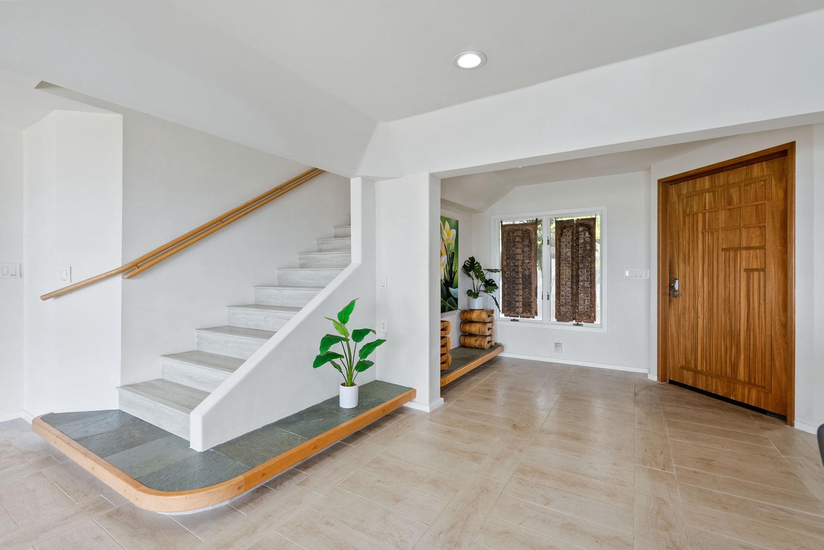 Honolulu Vacation Rentals, Wailupe Beachfront Getaway - The foyer.