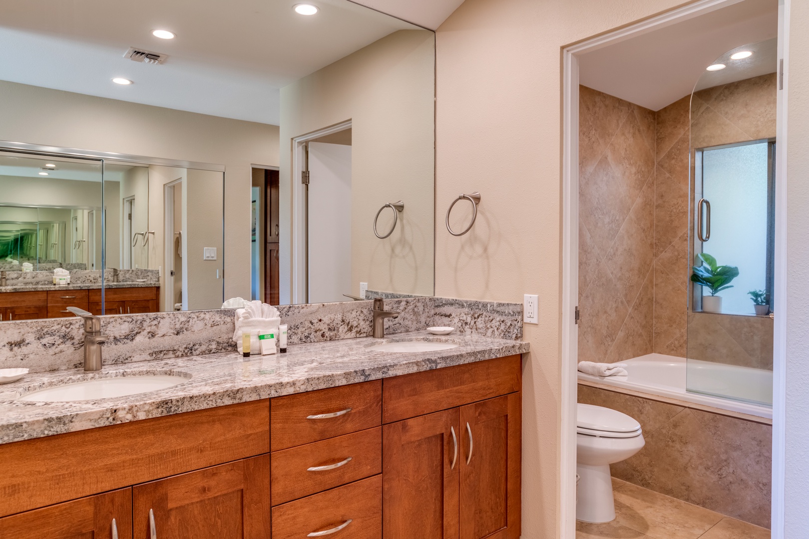 Lahaina Vacation Rentals, Kapalua Golf Villas 15P3-4 - Comes with a wide vanity area and a soaking tub