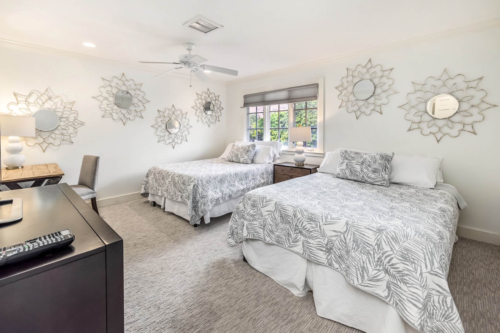 Honolulu Vacation Rentals, Moana Lani - Main House - Split the group easily in the two-queen room under its wall of sunburst mirrors.