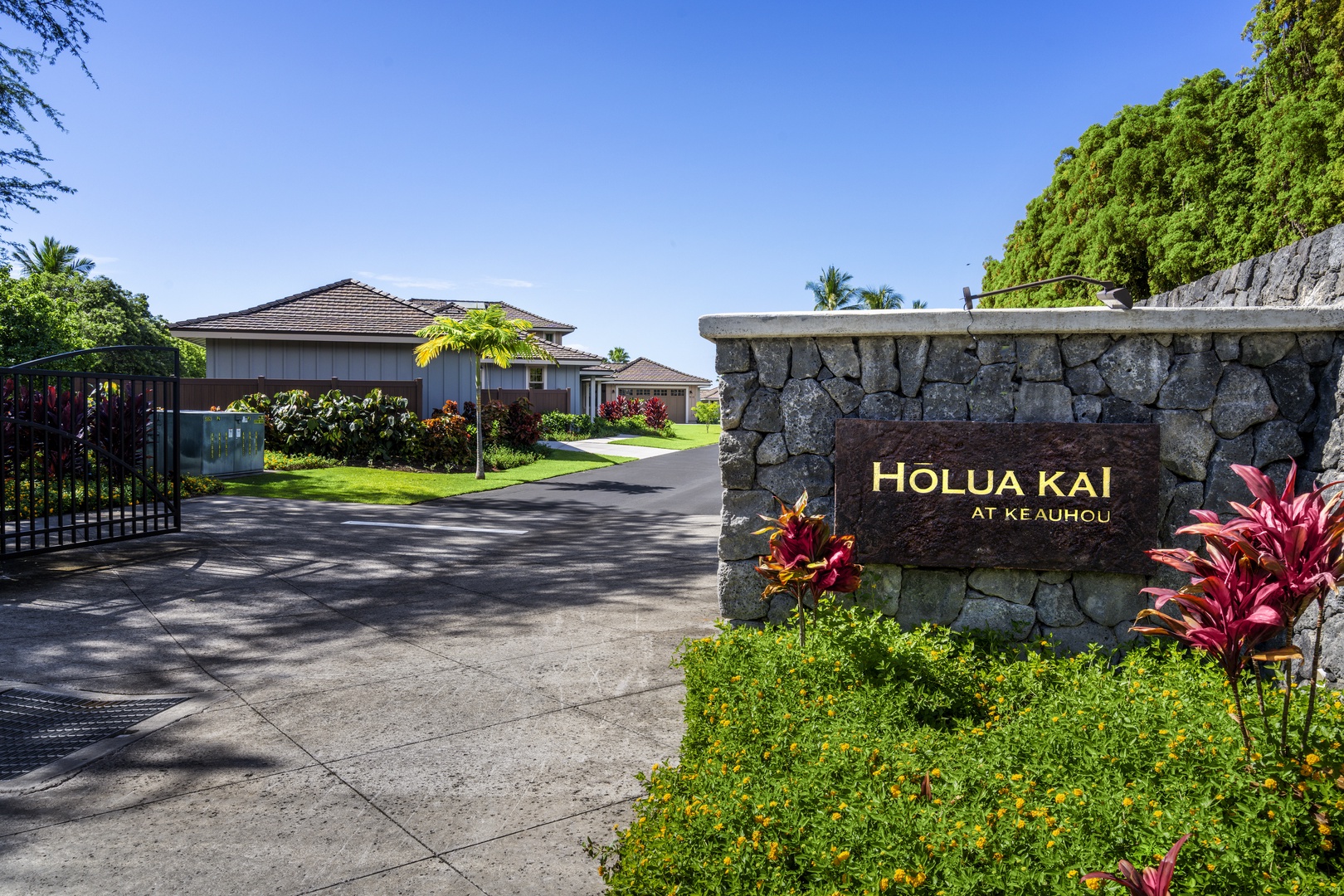 Kailua Kona Vacation Rentals, Green/Blue Combo - Holua Kai Entry Gate